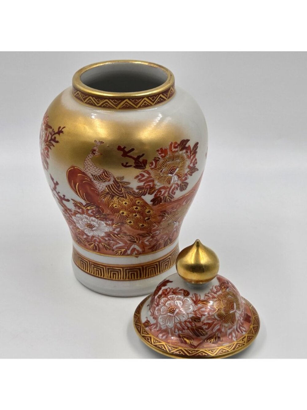 Kutani Peacock & Peony Covered Vase From the Meiji Period - Picture 9 of 13